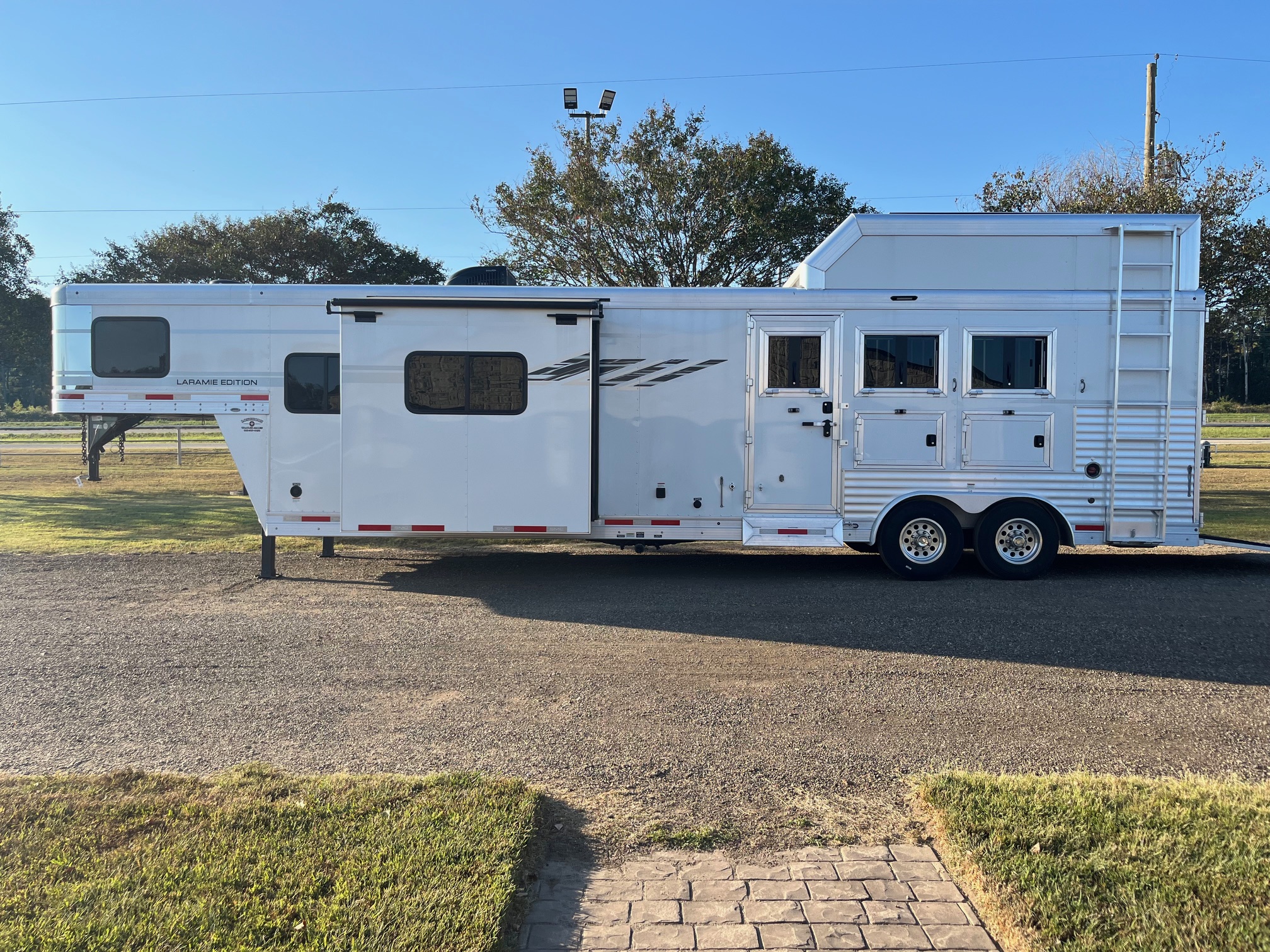 2022SMCTrailers3Horse13'LivingQuarterwithSlideOut1536