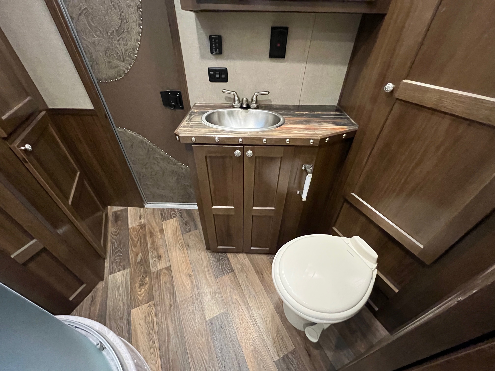 2022SMCTrailers3Horse13'LivingQuarterwithSlideOut1536