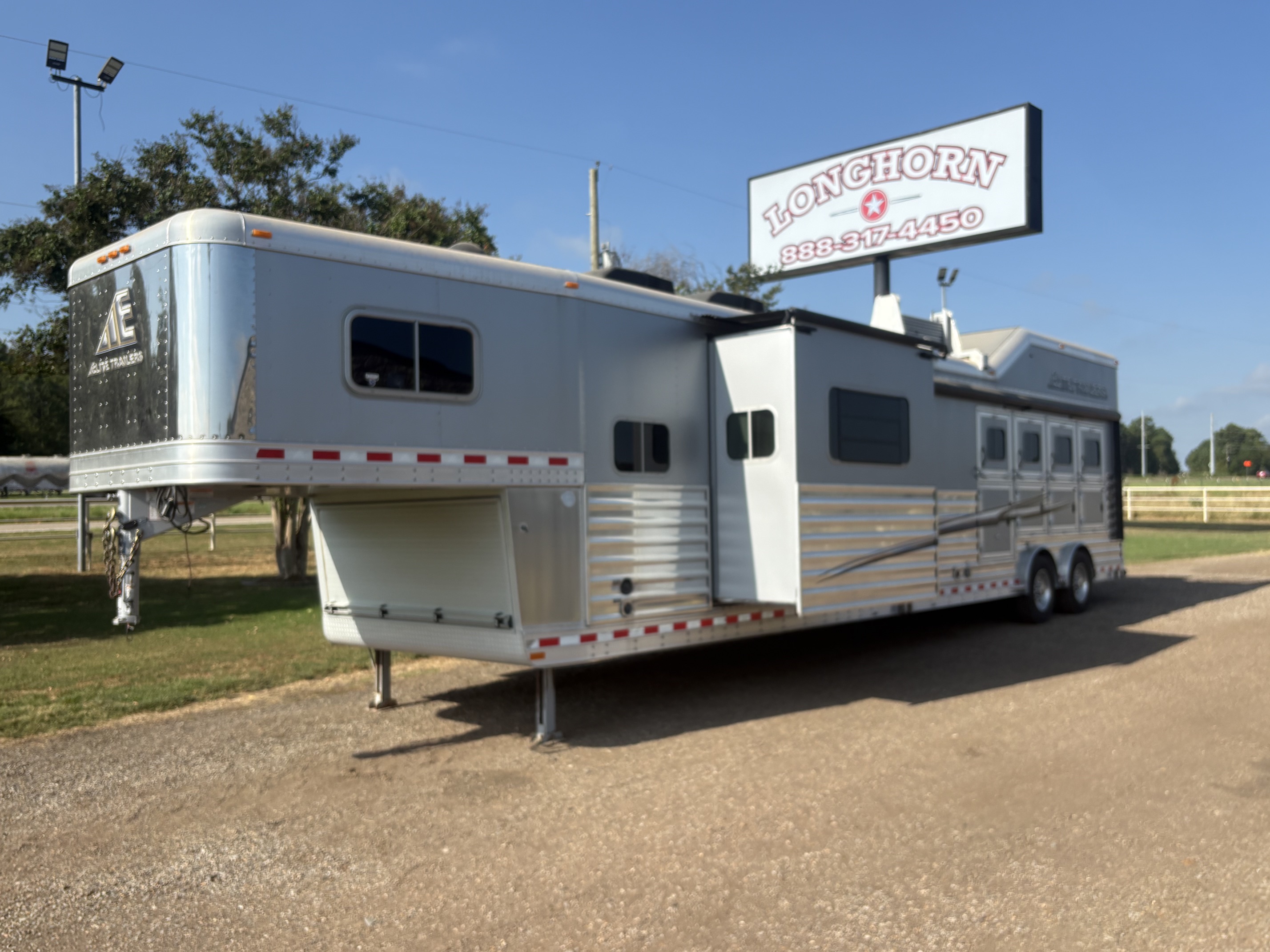 2019 Elite 4 Horse Reverse Load 16' Living Quarter / Slide